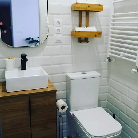 Bright And Modern In Center *