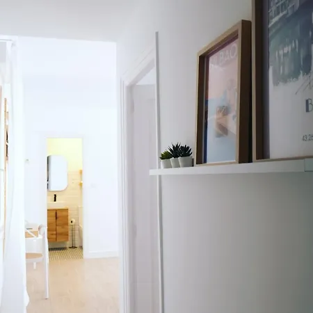 Bright And Modern In Center *