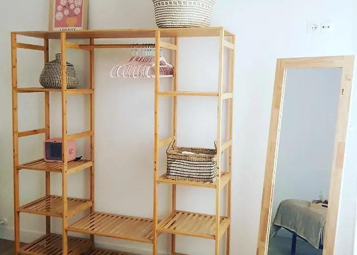 Bright And Modern In Center *